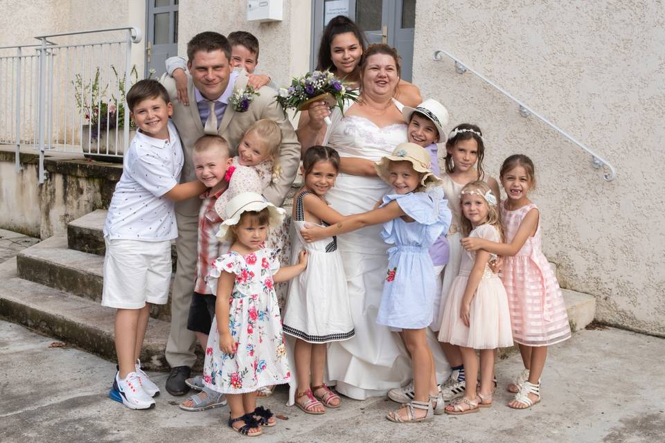 Les mariés entourés d'enfants