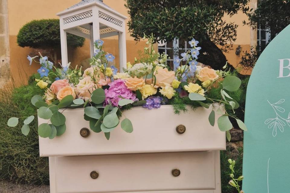 Tiroir de commode fleuri