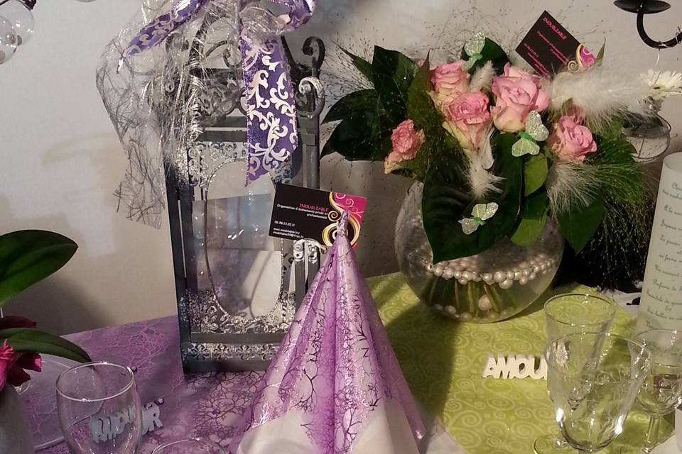 Table mauve, gris et blanc