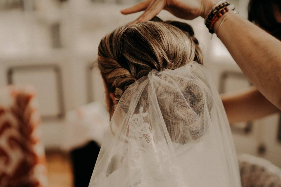 Préparation coiffure mariée