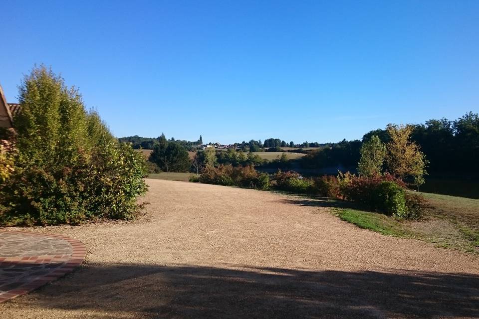 Chemin menant aux roulottes