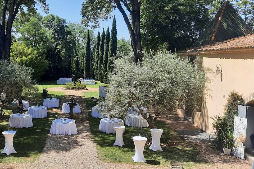 Tables dans le parc