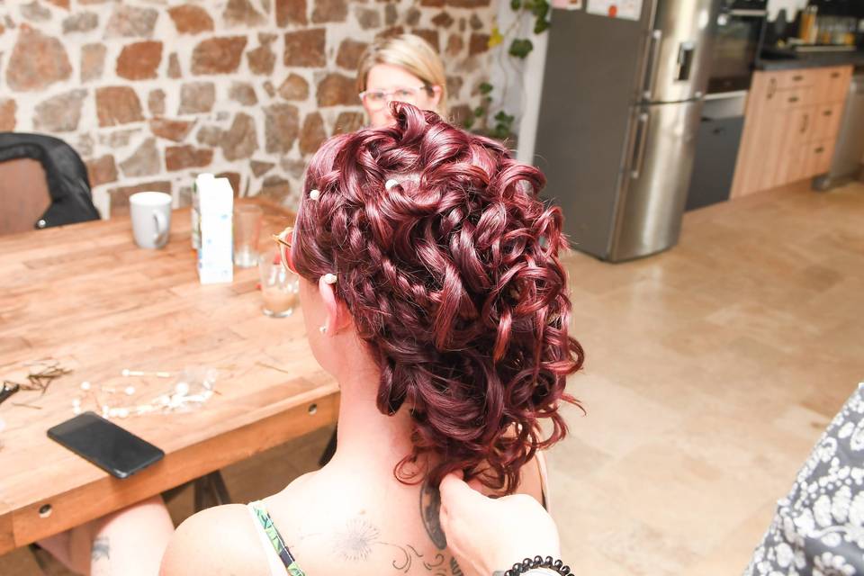 Coiffure avec cheveux colorés