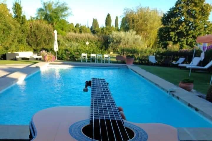 Guitare piscine