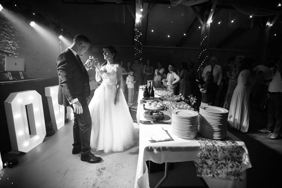 Noir et blanc mariés au bal