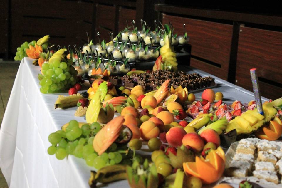 Buffet de fruits et desserts