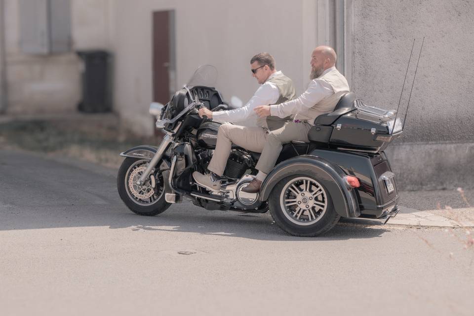 Le marié a moto