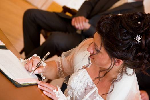 Bride de signer le document