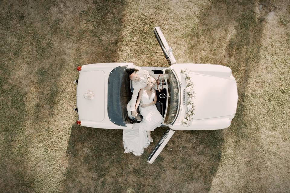 La voiture des mariés au drone