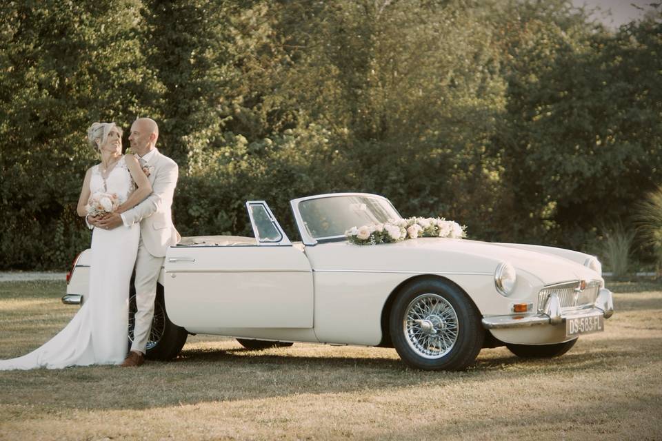 Les mariés et leur voiture