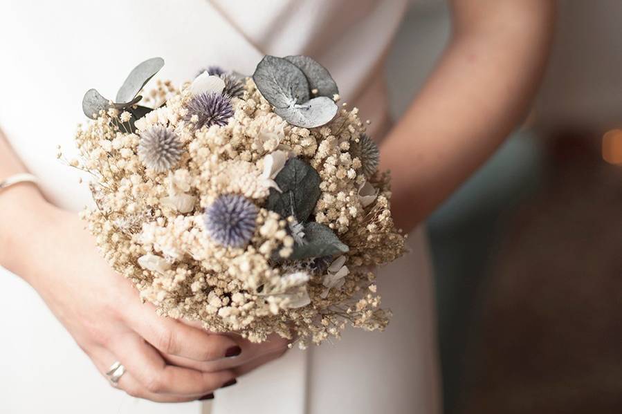 La mariée et son bouquet