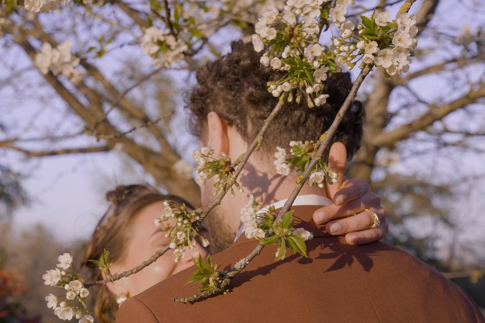 Mariés sous un arbre fleuri
