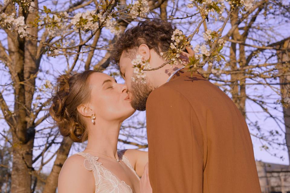 Mariés sous un arbre fleuri