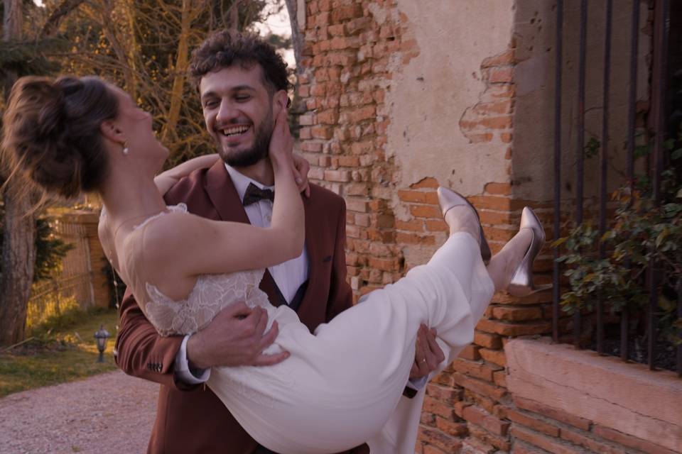 Marié porte la mariée