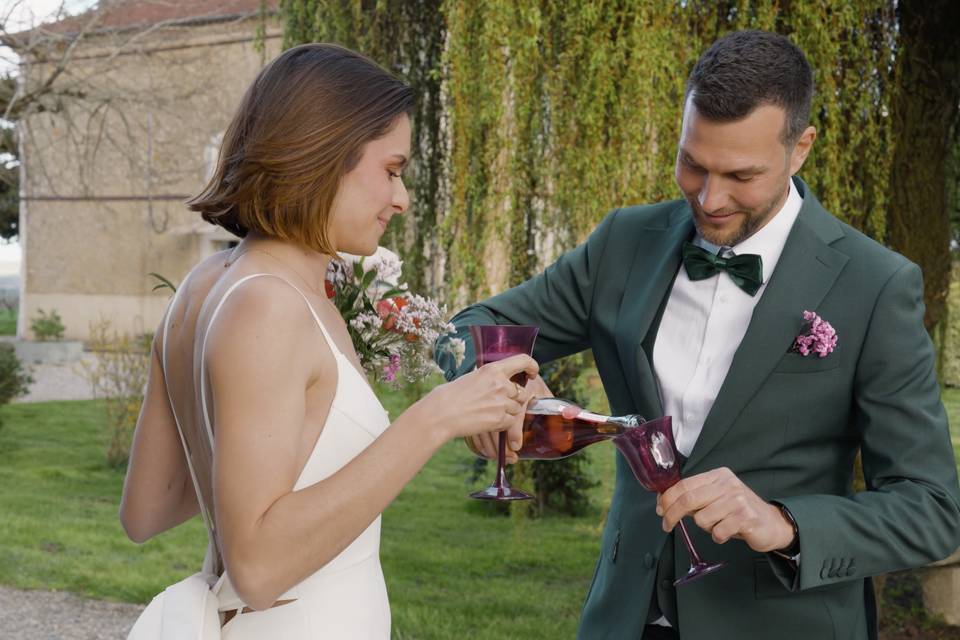 Marié sert du champagne