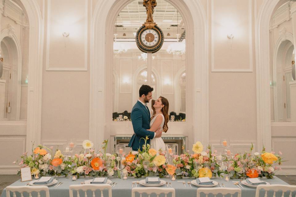 Couple de jeunes mariés