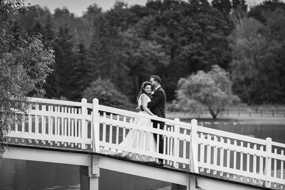 Couple de mariés pont