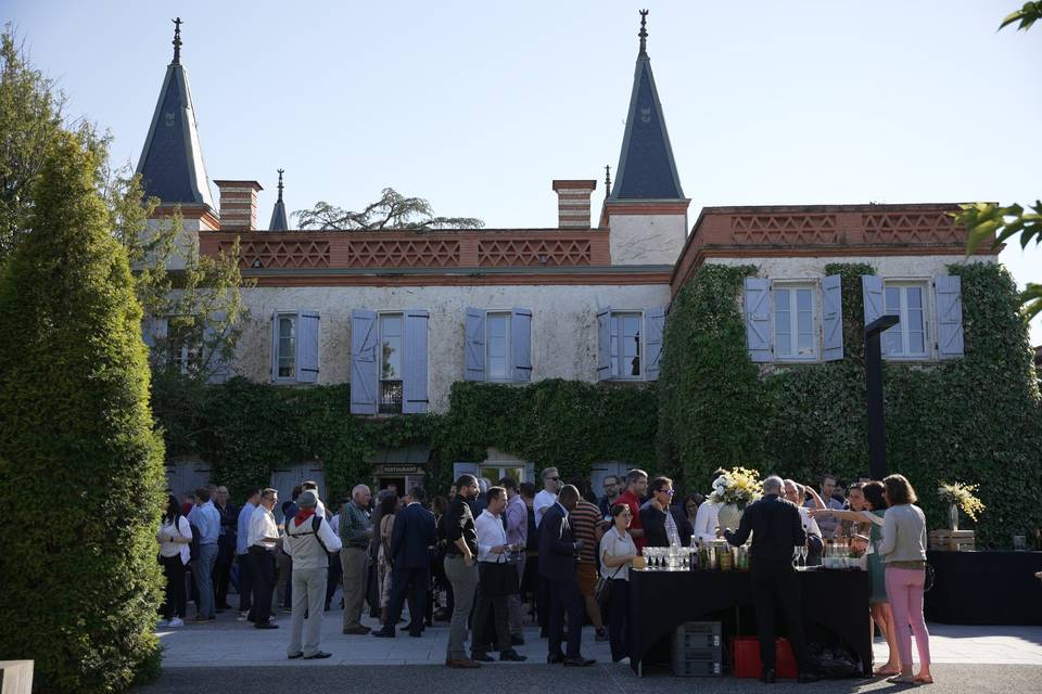 Apéritif devant la fontaine