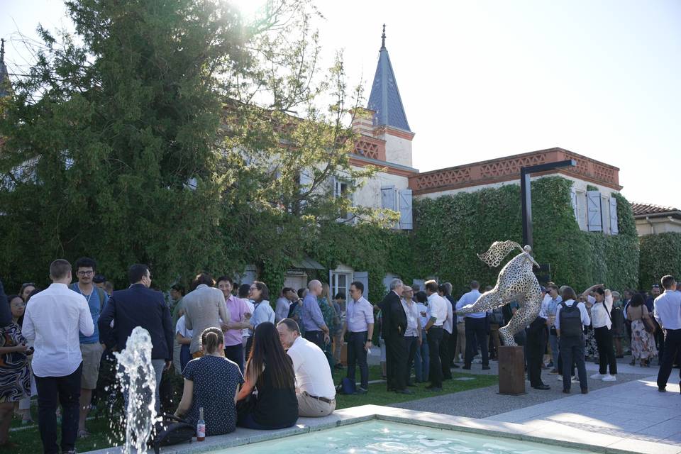 Apéritif devant la fontaine