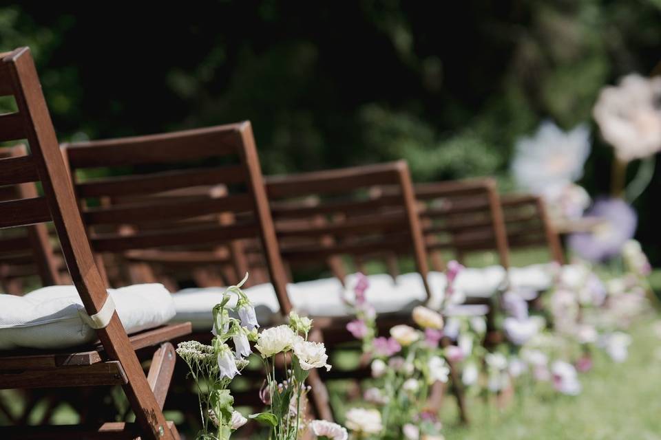 Allée fleurs piquées