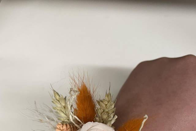 Bracelet en fleurs séchées.