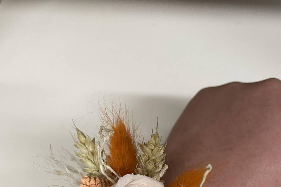 Bracelet en fleurs séchées.