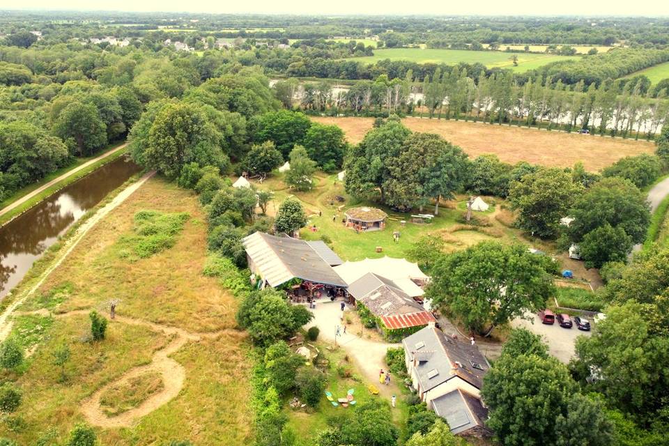 Vue aérienne du canal et site