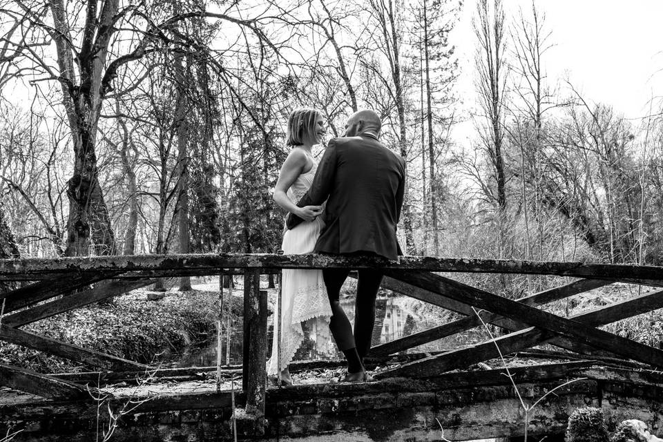 Mariés sur le pont de bois