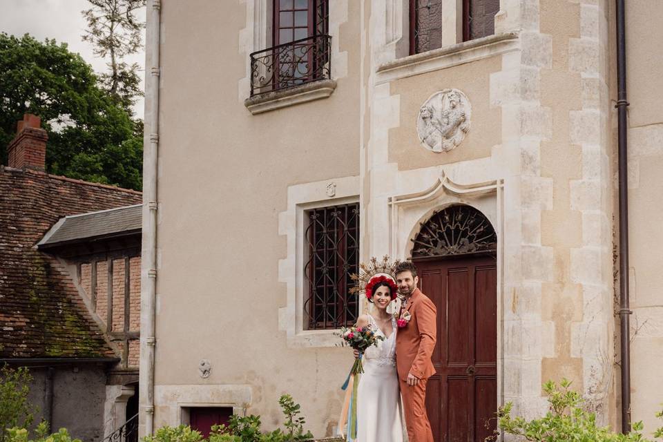 Les mariés sur le perron