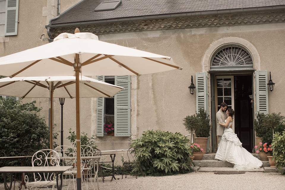 Les mariés devant le château