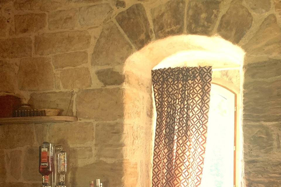 Salon rouge fenêtre à meneaux