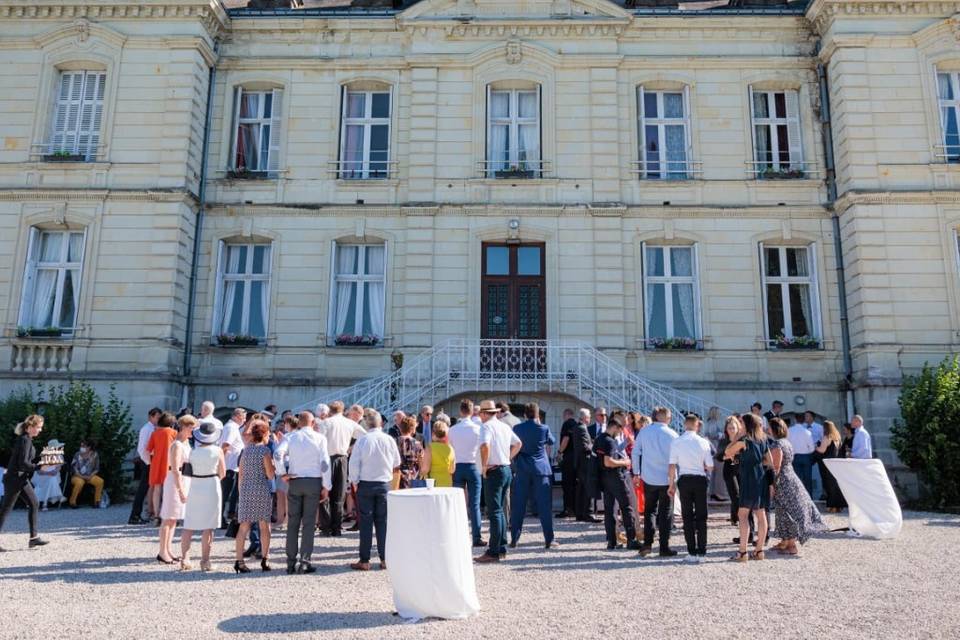 Cocktail devant le château