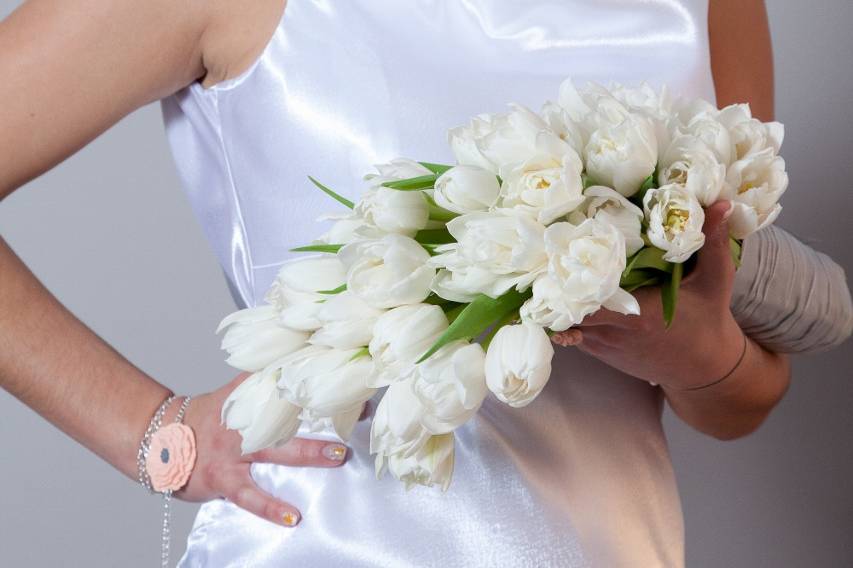 Bouquet sur le bras tulipes