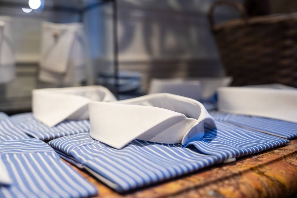 cols de chemise blancs sur table