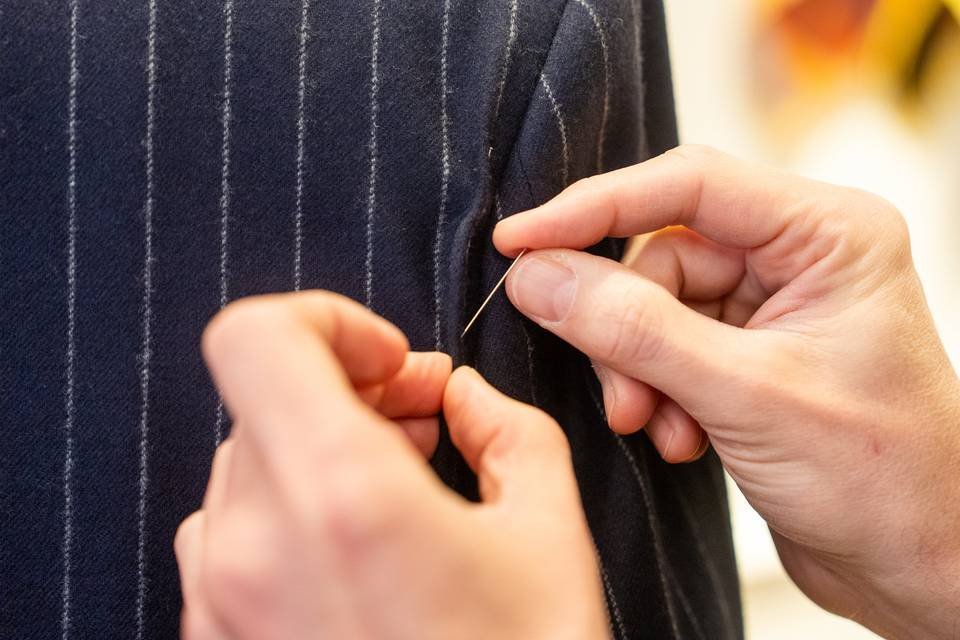 couture main sur tissu raye