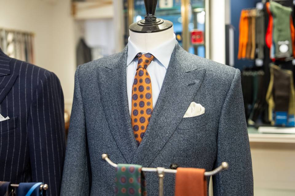 mannequin costume gris sur mesure