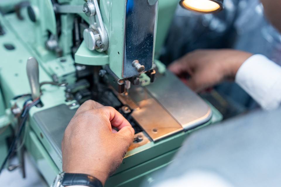 tailleur au travail machine a coudre