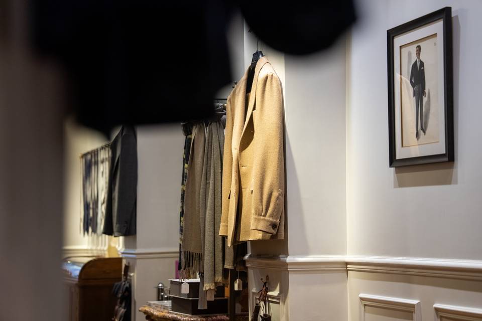 vestes de costume suspendues