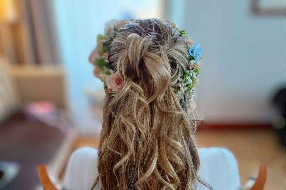 Coiffure bouclé avec couronne