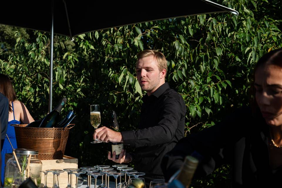 PHOTO D_UN SERVEUR DE CHAMPAGNE