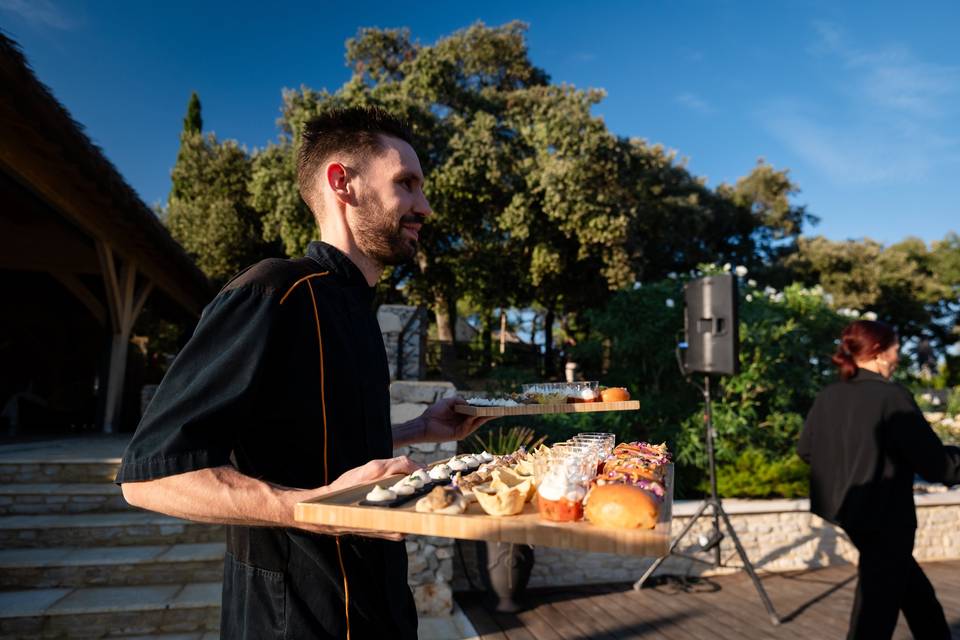 PHOTO LATÉRALE_SERVICE DE TRAITEUR SUR PLATEAUX