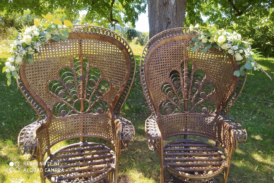 Chaises fleuries