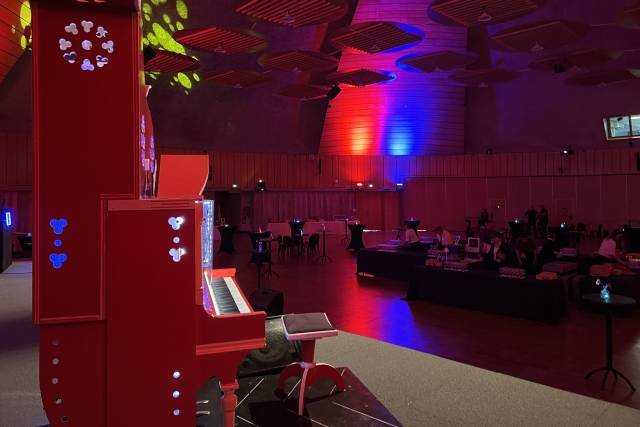 Le Piano Rouge lumineux