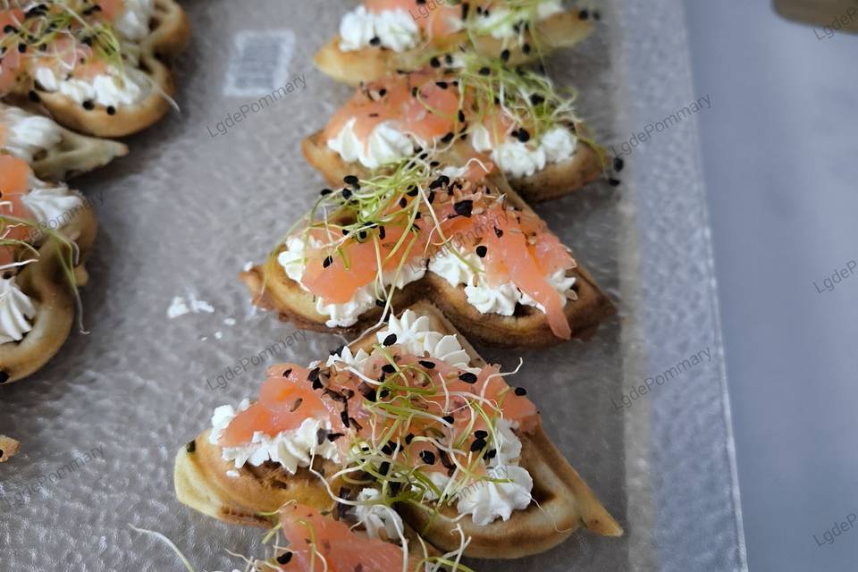 Toast gaufré au saumon