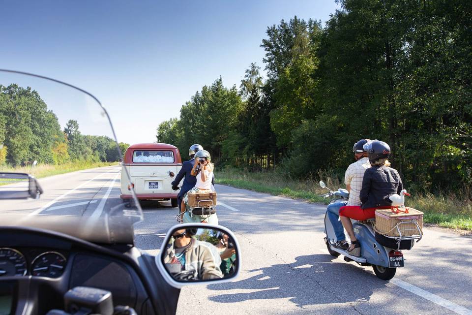 Le cortège en Vespa