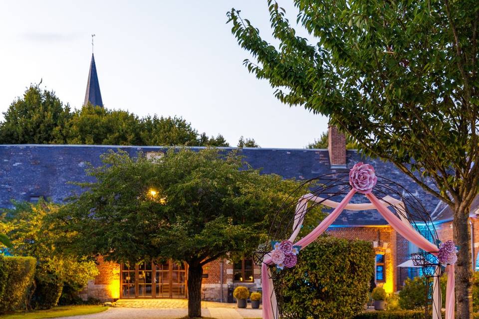 Fleurs en papier sur arche