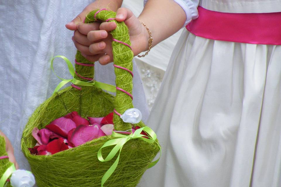 Petit panier et pétales de roses naturelles