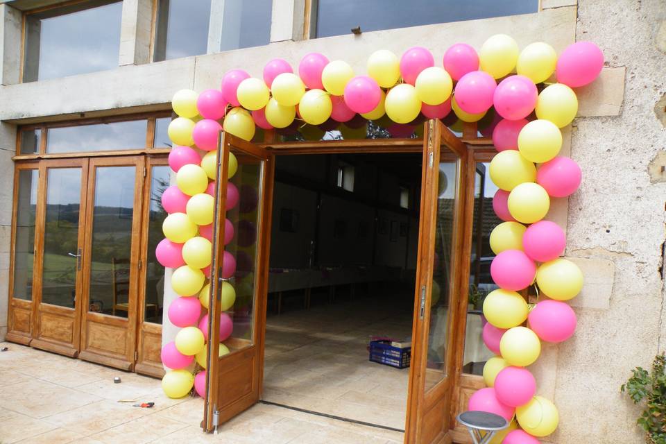 Installation d'une arche de ballons