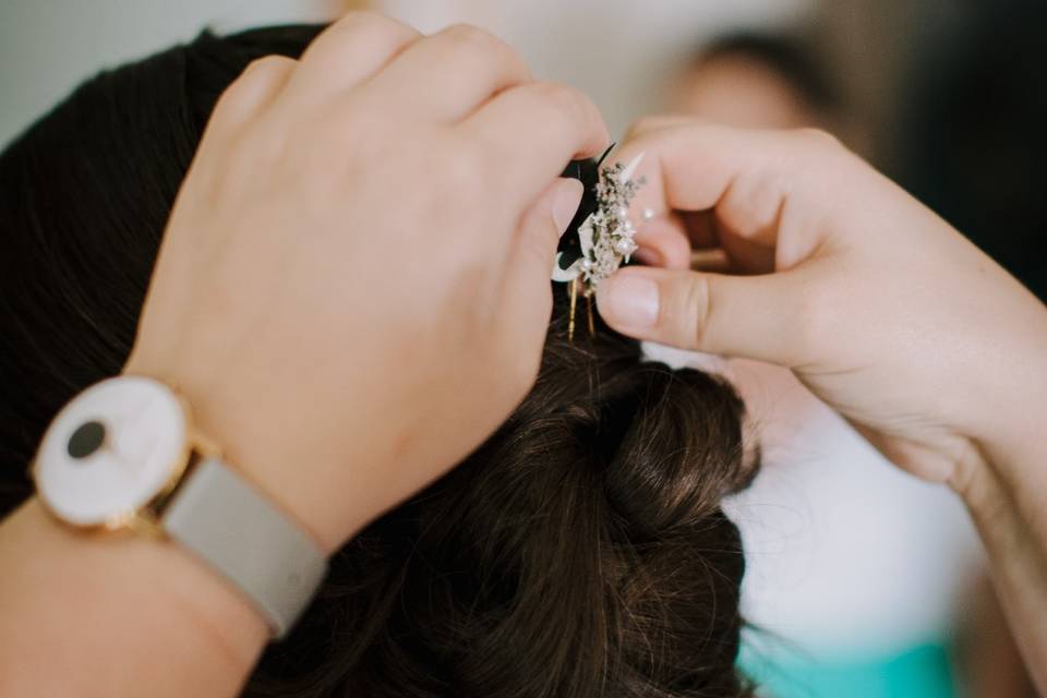 Pose de bijoux de cheveux