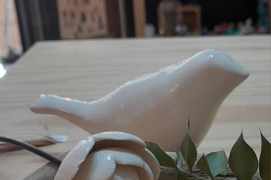 Fleur et oiseau en céramique